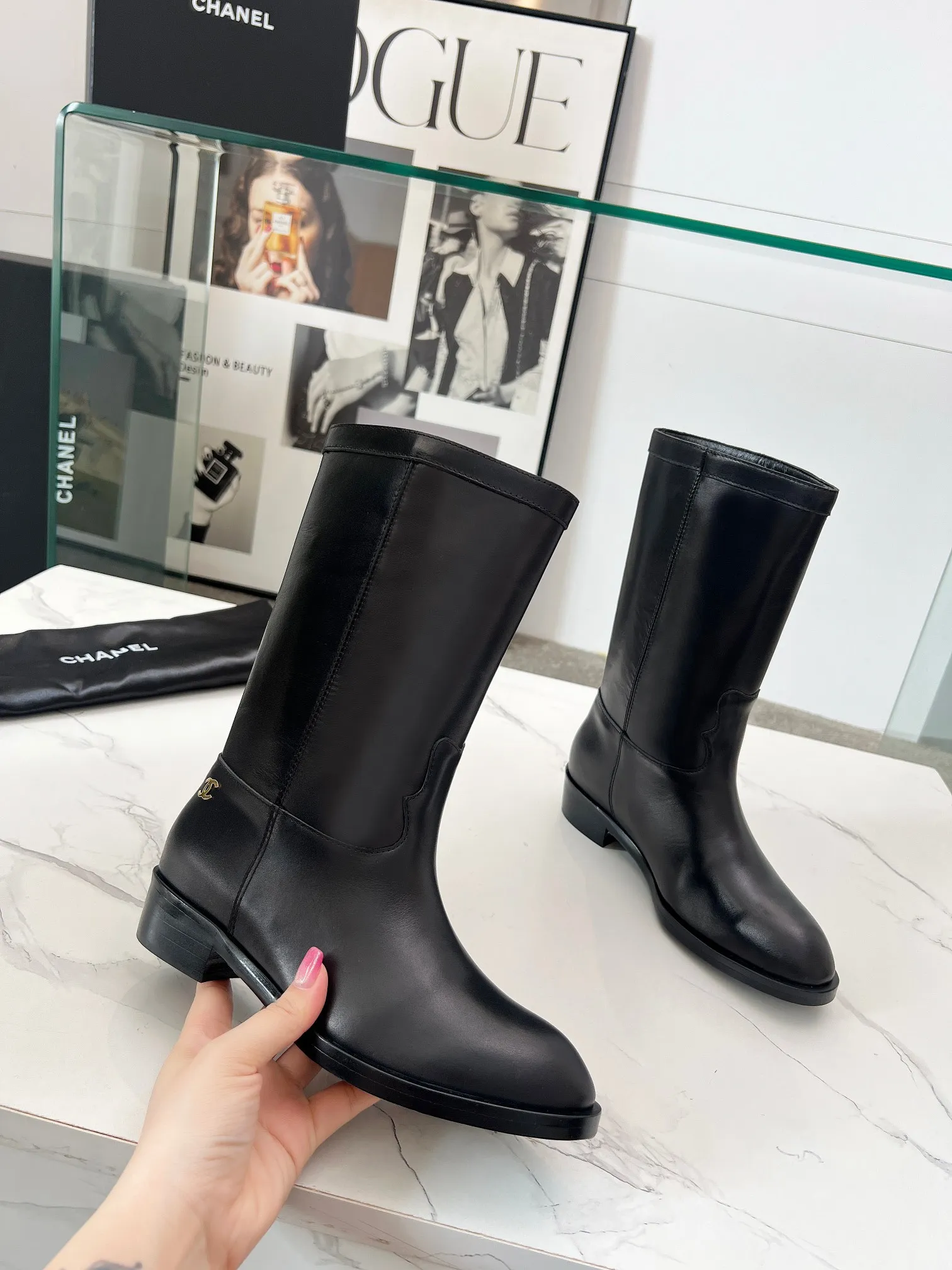👟👟Ex-factory price 680👟👟 Top quality🔥Chanel 25 autumn and winter small fragrant suede color-blocked knight mid-high boots! Retro style boots Western cowboy boots! Unique western boot design with smooth curves and irregular edges like free lines in the wilderness! With a casual and free flavor. Let every step be uninhibited and refined! Whether it is paired with smart suit pants to create a cool urban style, or matched with an elegant dress to create a strong and soft aesthetic. Or pair it with jeans to create an authentic western style! The upper is made of first-layer cowhide stitched with suede. The inner lining is water-dyed cowhide. Number of yards: 35-40 (41 is custom-made and cannot be returned or exchanged). Comes with original packaging.